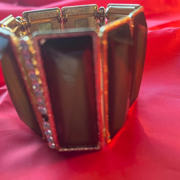 Beautiful stretch bracelet, faux jade with crystals seperating each panel, NWT - Picture 3 of 3